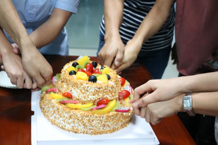 pp电子触摸屏厂家7月为员工们举行生日会