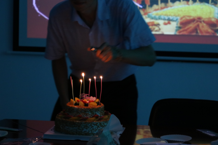 pp电子触摸屏厂家7月为员工们举行生日会